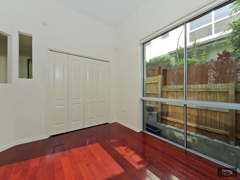 1/22 Billington St, Labrador QLD 4215