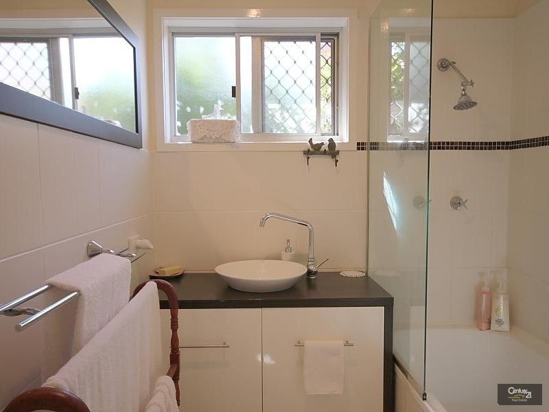 69 Jacaranda Ave, Hollywell QLD 4216