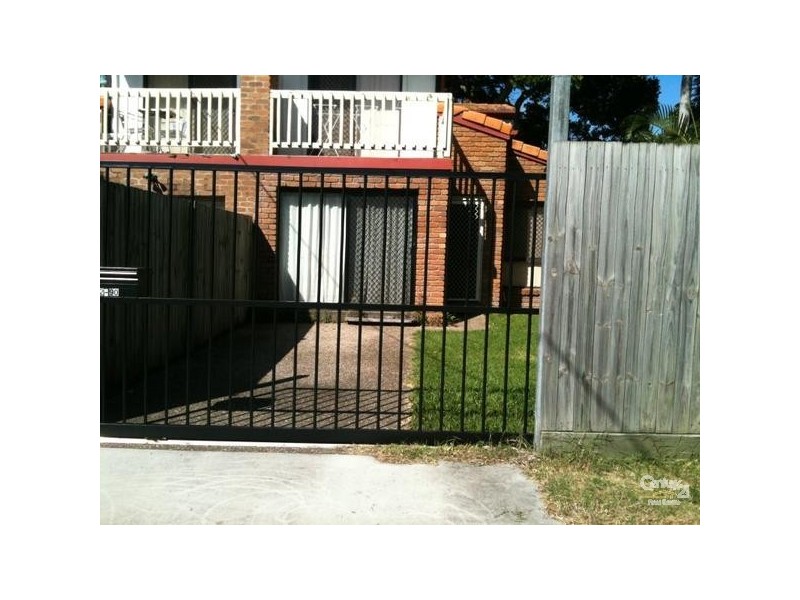 2/90 Frank Street, Labrador QLD 4215