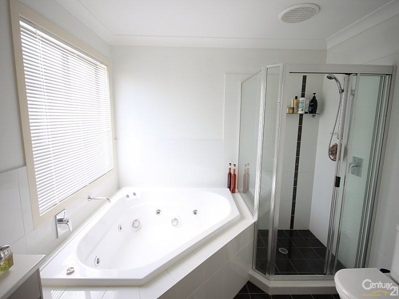 49 Sheffield Cct, Pacific Pines QLD 4211