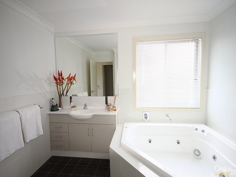 49 Sheffield Cct, Pacific Pines QLD 4211