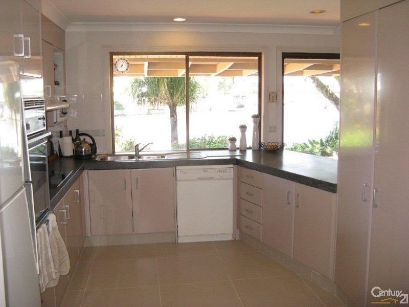 182 Morala Avenue, Runaway Bay QLD 4216