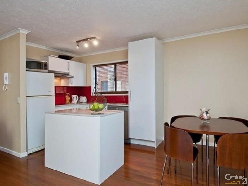 3/8 Baker Avenue, Labrador QLD 4215