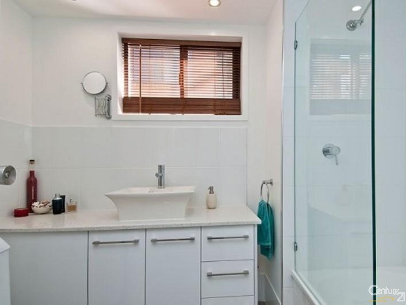 3/8 Baker Avenue, Labrador QLD 4215