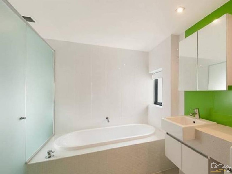 28 Bayview Street, Runaway Bay QLD 4216