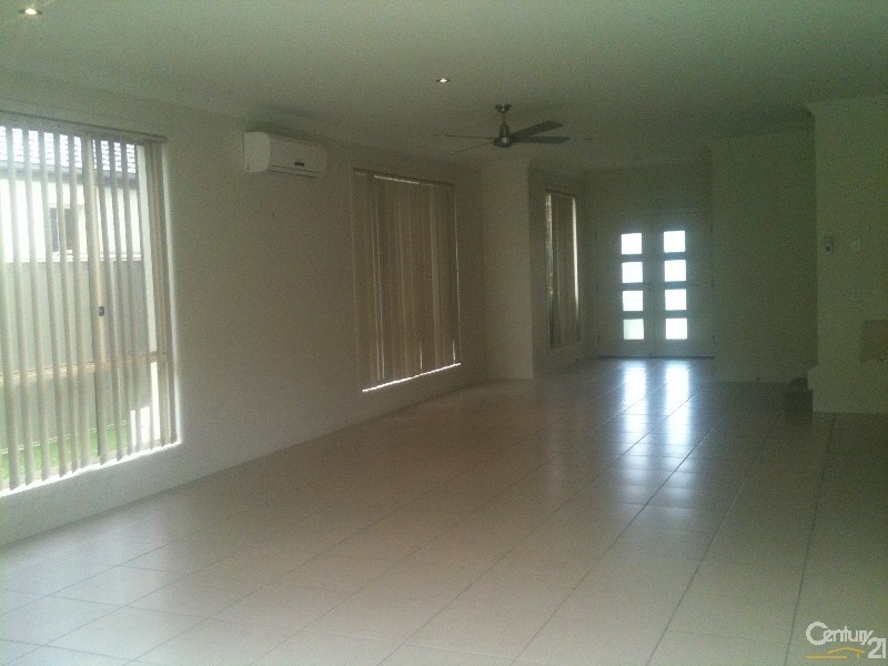 12 Chip In Place, Helensvale QLD 4212