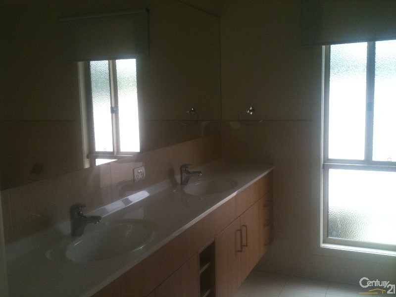 12 Chip In Place, Helensvale QLD 4212