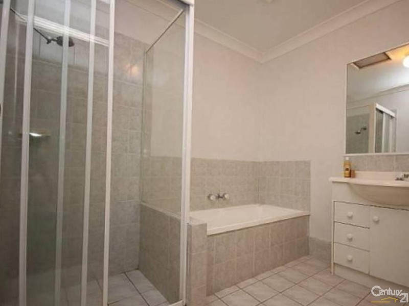 1/184 Greenacre Drive, Arundel QLD 4214