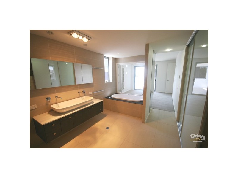 2/175 Bradman Avenue, Maroochydore QLD 4558