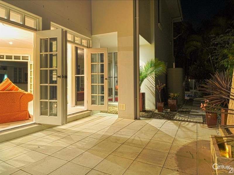 5 Admiralty Drive, Alexandra Headland QLD 4572