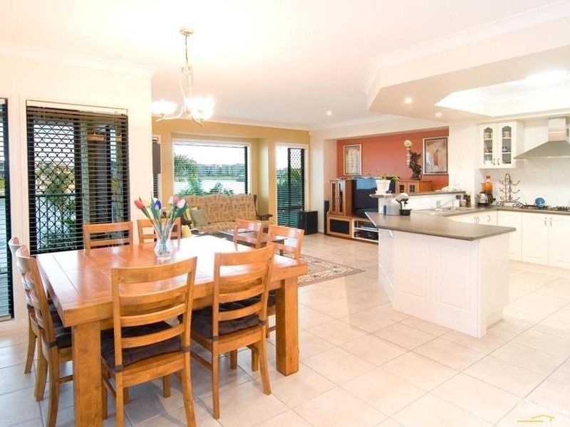 24 Sunbird Chase, Parrearra QLD 4575