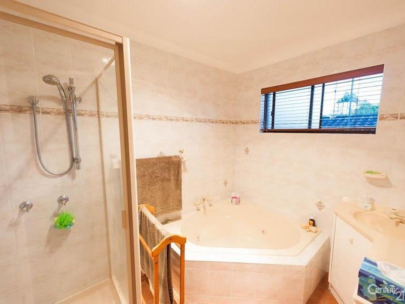 17 Oloway Crescent, Alexandra Headland QLD 4572