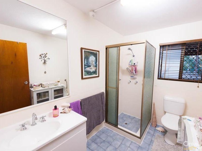 17 Oloway Crescent, Alexandra Headland QLD 4572