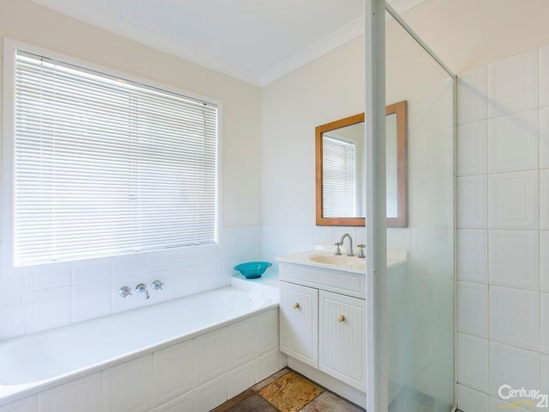 8 Curtis Court, Little Mountain QLD 4551