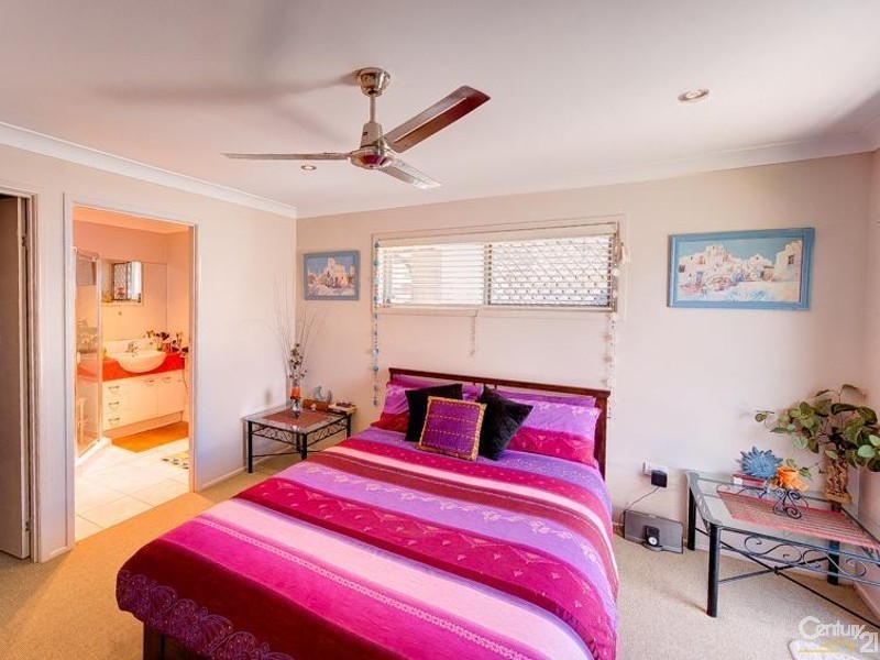 15 Ilaroo Crescent, Warana QLD 4575