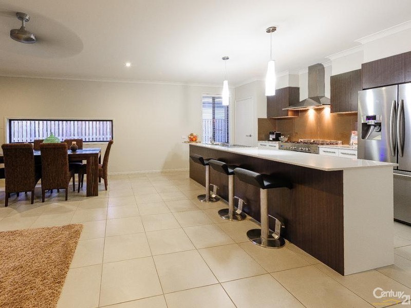 12 Forest Pines Boulevard, Forest Glen QLD 4556