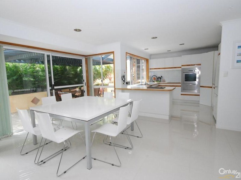 28 Oloway Crescent, Alexandra Headland QLD 4572