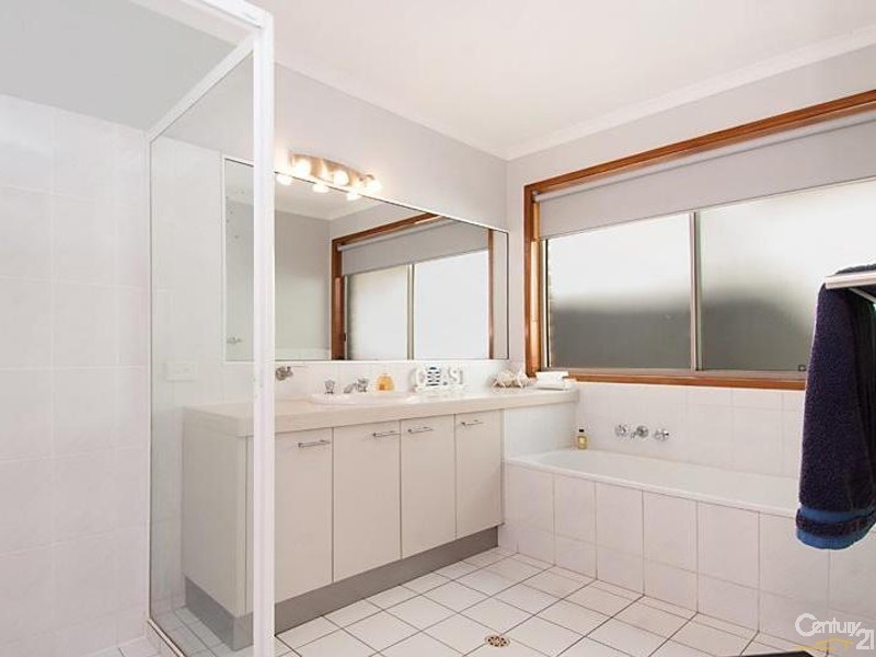 28 Oloway Crescent, Alexandra Headland QLD 4572