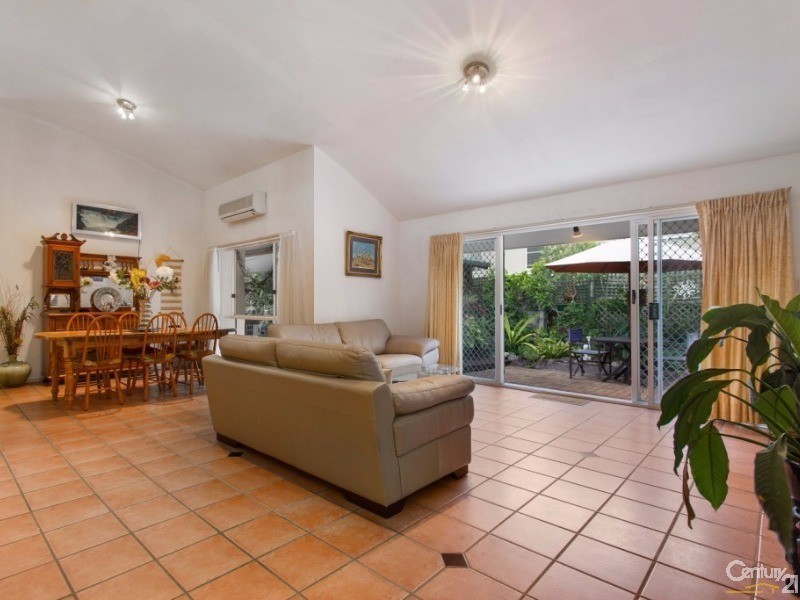 17 Admiralty Drive, Alexandra Headland QLD 4572