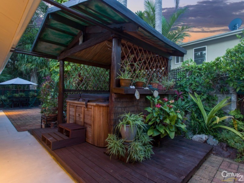 17 Admiralty Drive, Alexandra Headland QLD 4572