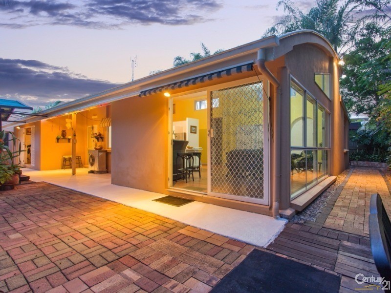 17 Admiralty Drive, Alexandra Headland QLD 4572