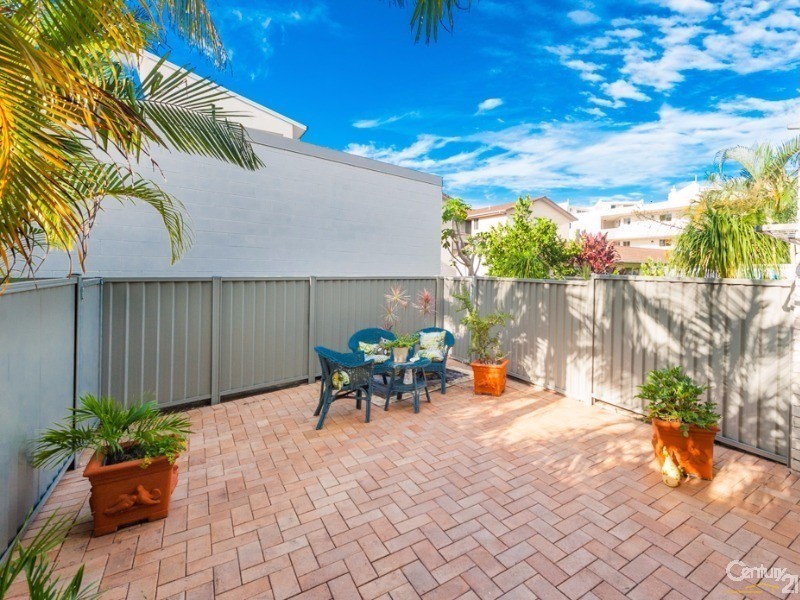 2/102-104 Broadwater Avenue, Maroochydore QLD 4558
