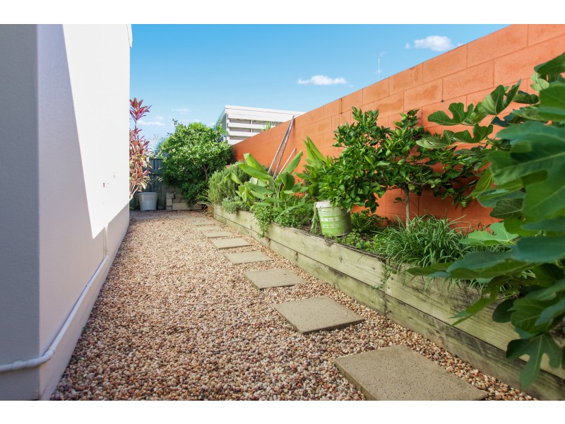 16 Flores Street, Kawana Island QLD 4575