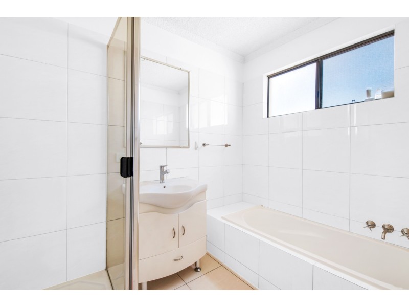 4/4 Broadmeadows Road, Maroochydore QLD 4558