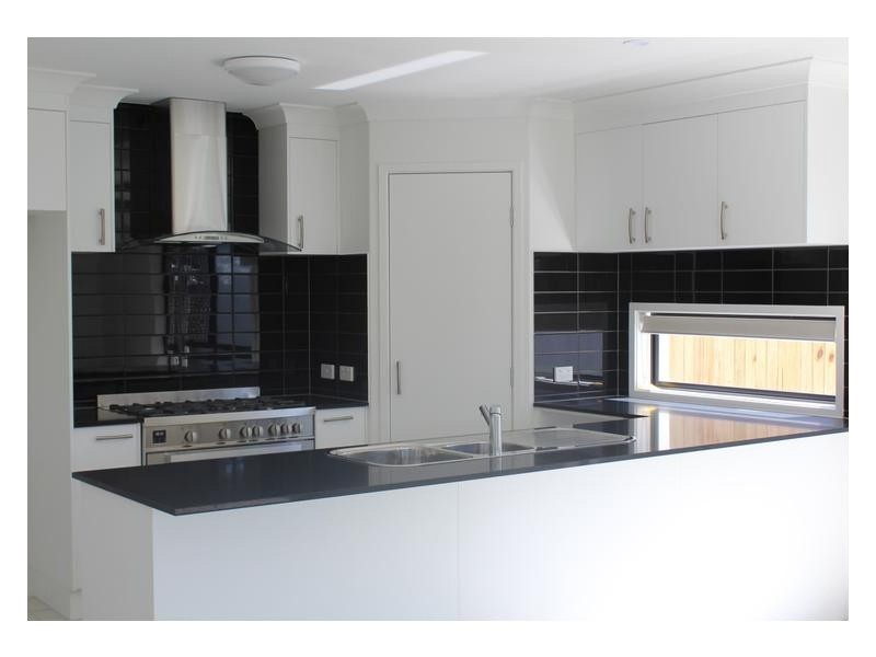 8 Banks Crescent, Caloundra West QLD 4551