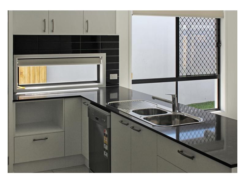 8 Banks Crescent, Caloundra West QLD 4551