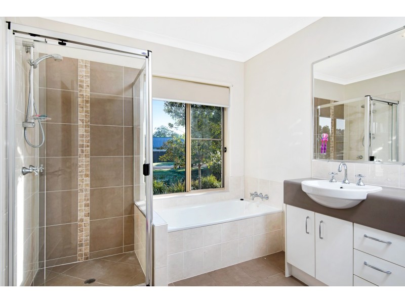 28 Maddock Avenue, Mooloolah Valley QLD 4553