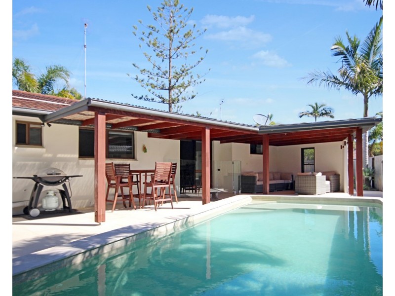 18 Ilaroo Crescent, Warana QLD 4575