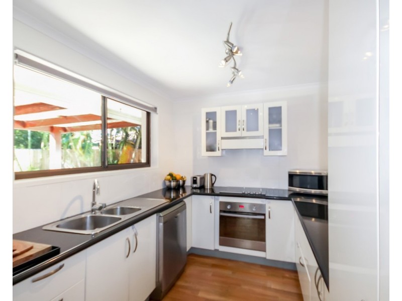 18 Ilaroo Crescent, Warana QLD 4575