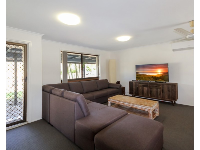 18 Ilaroo Crescent, Warana QLD 4575