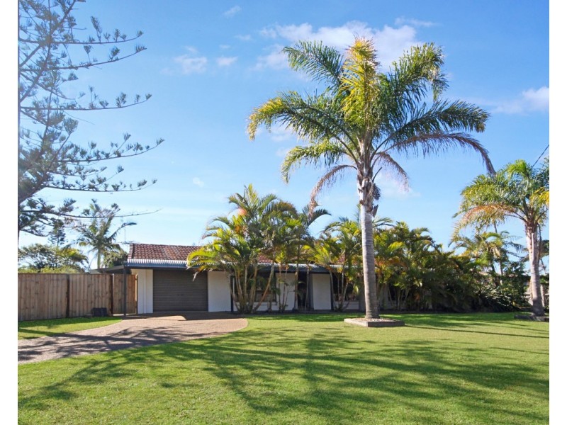 18 Ilaroo Crescent, Warana QLD 4575