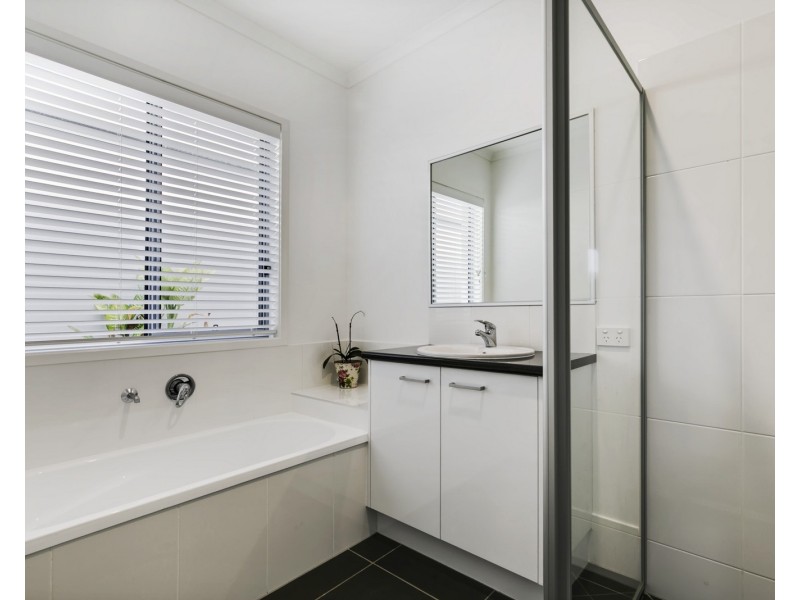 18 Hideaway Street, Birtinya QLD 4575