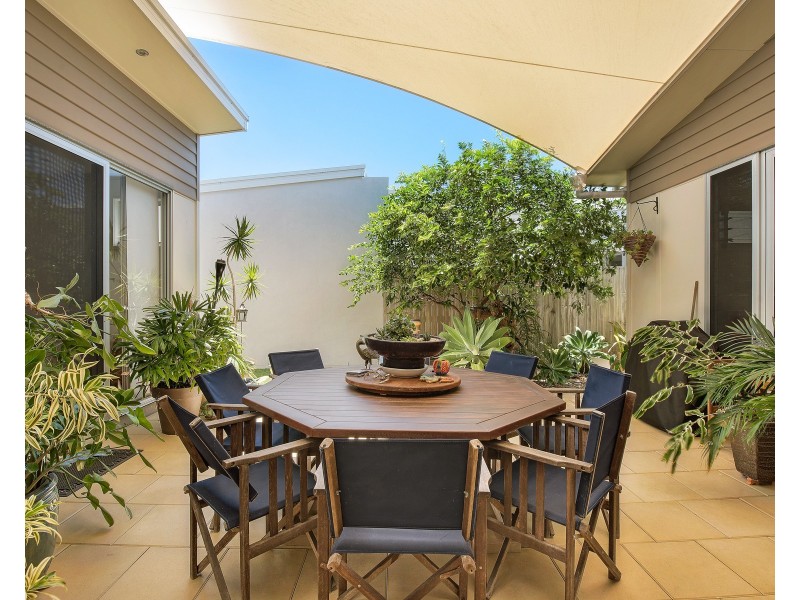 16  Whitsunday Street, Kawana Island QLD 4575
