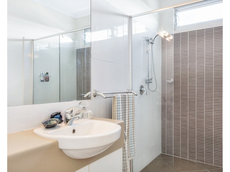 16  Whitsunday Street, Kawana Island QLD 4575