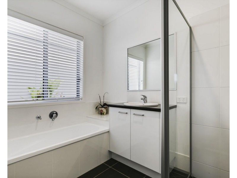 18 Hideaway Street, Birtinya QLD 4575