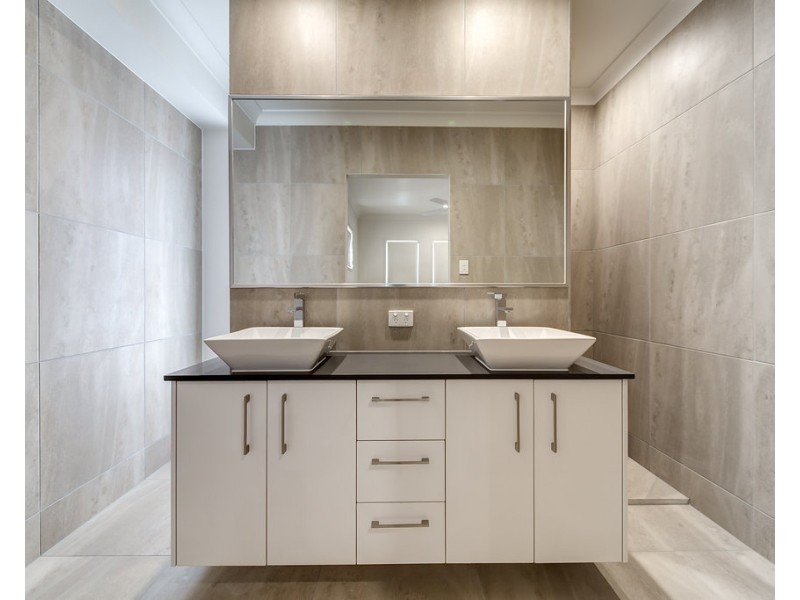 6 MacIntyre Crescent, Pelican Waters QLD 4551