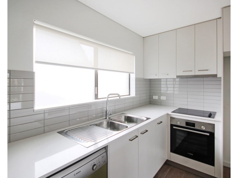 2/64 Broadsea Avenue, Maroochydore QLD 4558