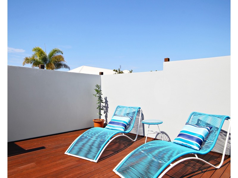 4 Maui Court, Kawana Island QLD 4575