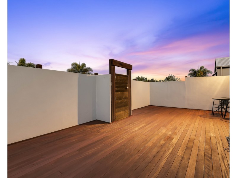 4 Maui Court, Kawana Island QLD 4575