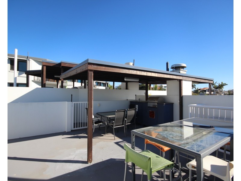 11/10  Edward St, Alexandra Headland QLD 4572