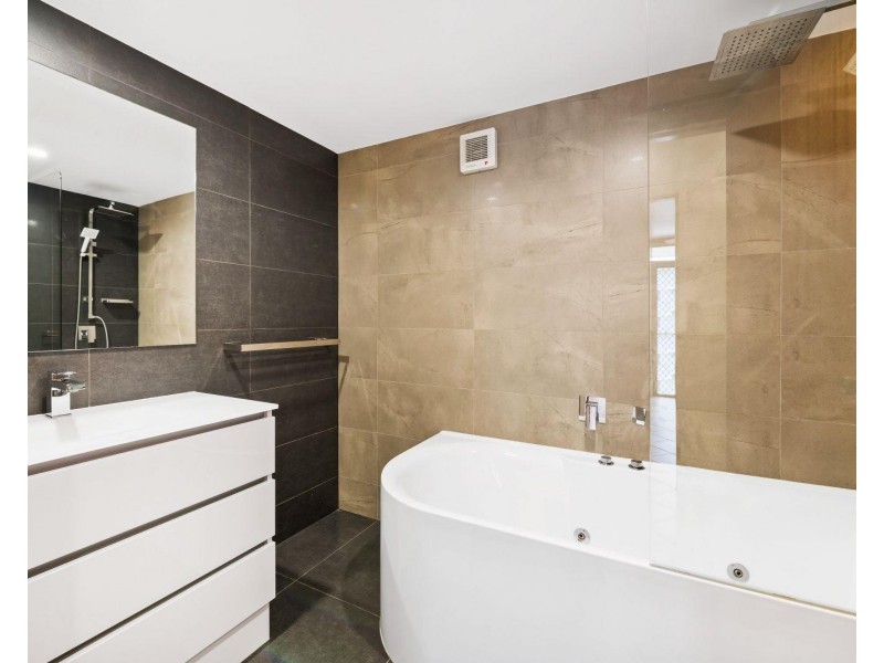 2/41 Bradman Avenue, Maroochydore QLD 4558