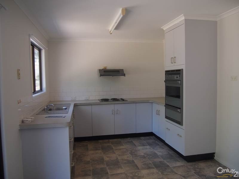 40 Willow Street, New Auckland QLD 4680