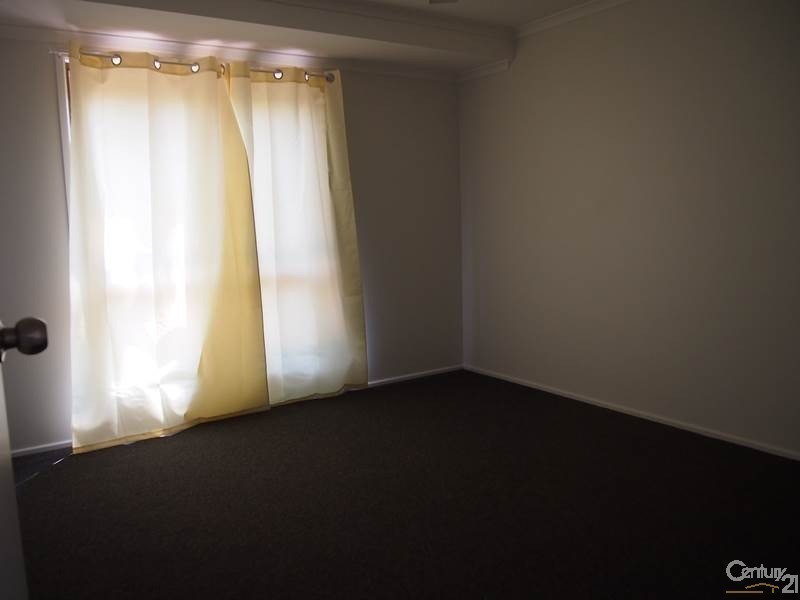 40 Willow Street, New Auckland QLD 4680