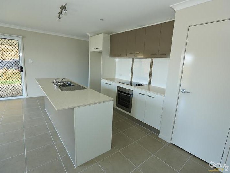 17 Broadwater Place, New Auckland QLD 4680