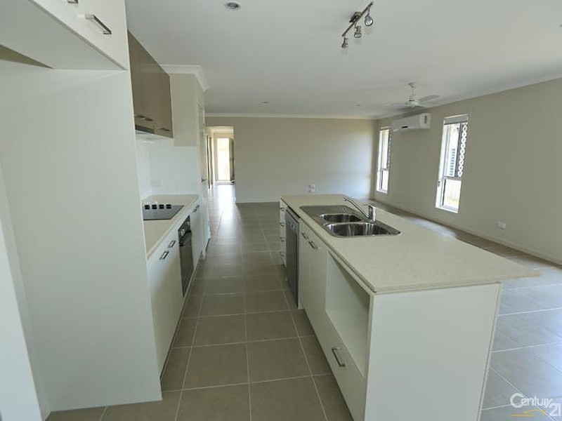 17 Broadwater Place, New Auckland QLD 4680