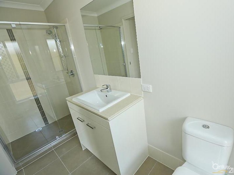 17 Broadwater Place, New Auckland QLD 4680